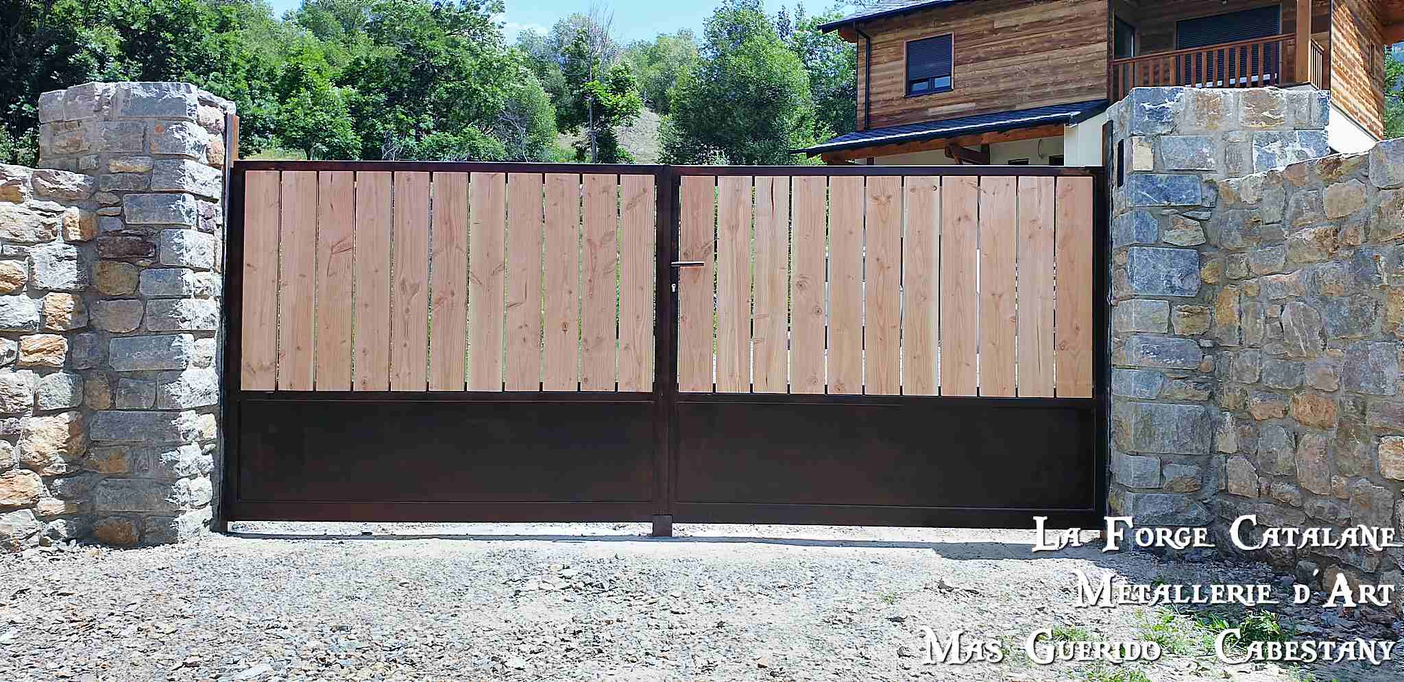 portail double vantaux finitions rouille vernis  remplissage lames de bois forge catalane.jpg